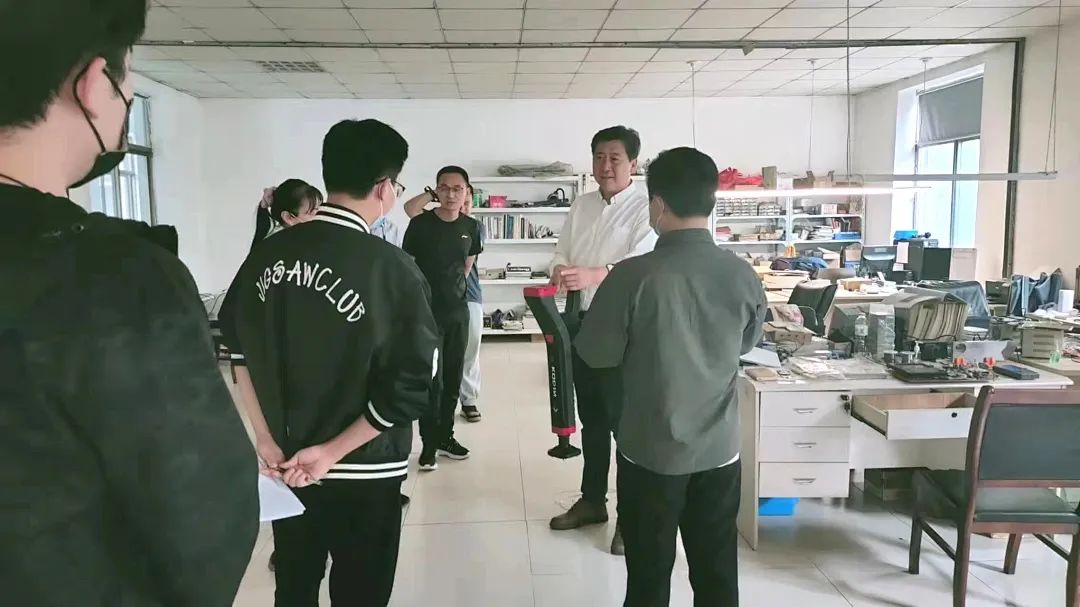 濟(jì)寧市制造強(qiáng)市建設(shè)指揮部督導(dǎo)組到科電儀器督導(dǎo)攀登企業(yè)實施項目情況